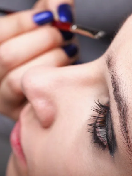 Femme appliquant fard à paupières brosse de maquillage — Photo