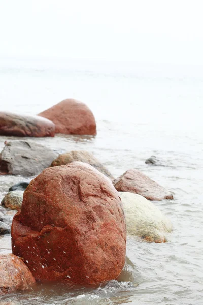 Kövek, a víz őszi tengeren — Stock Fotó