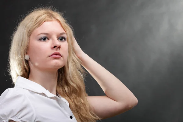 Portret van mooie blonde vrouw — Stockfoto