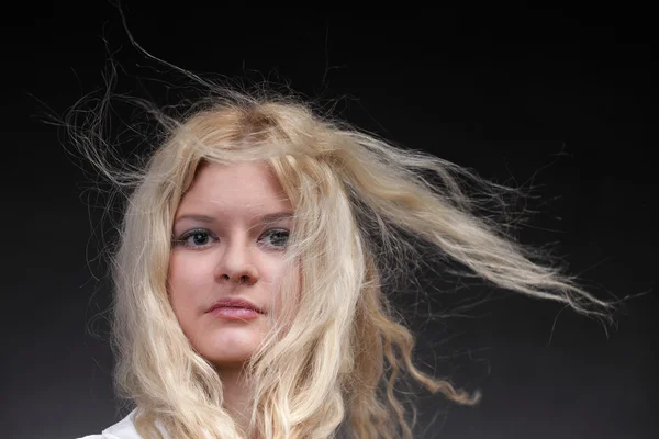 Donna bionda con i capelli che soffiano — Foto Stock