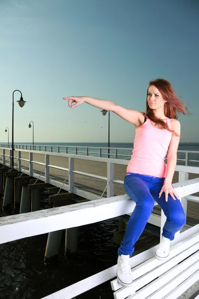 Attractive girl Young woman looking at sea — Stock Photo, Image