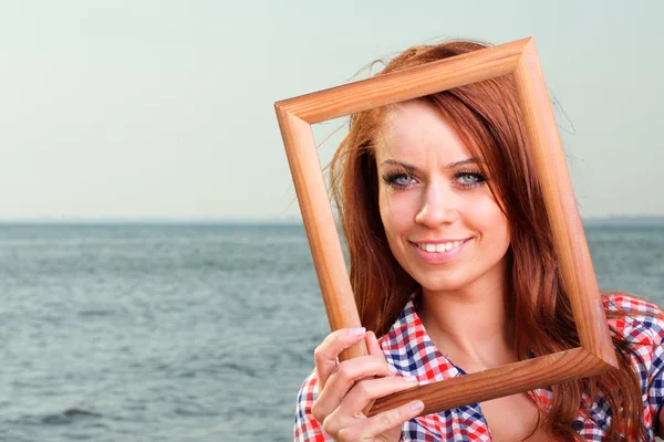 Concetto di viaggio Woman Holding Frame — Foto Stock