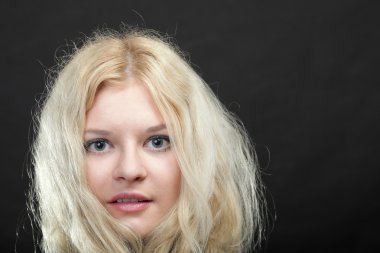 Güzel sarışın kadın portresi