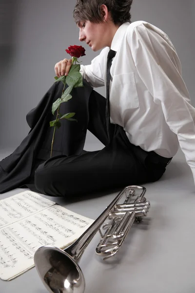 Retrato jovem apaixonado amor trompete — Fotografia de Stock