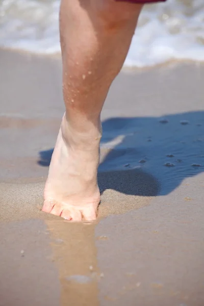 Bonitas piernas en el agua —  Fotos de Stock