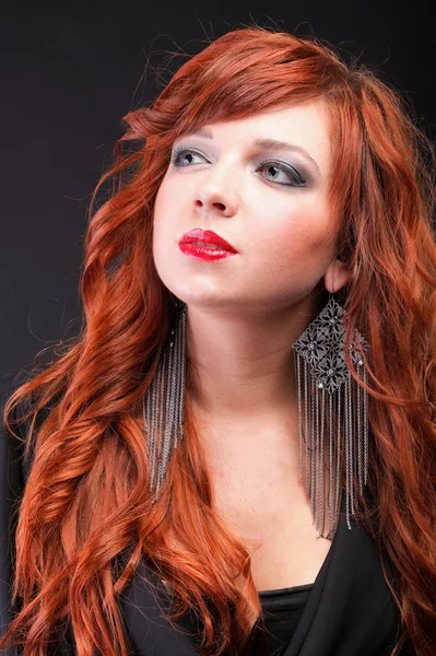 Belle rousse - Jeune belle femme aux cheveux rouges — Photo