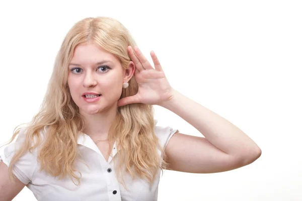 Vrouw afluisteren met hand achter haar oor — Stockfoto