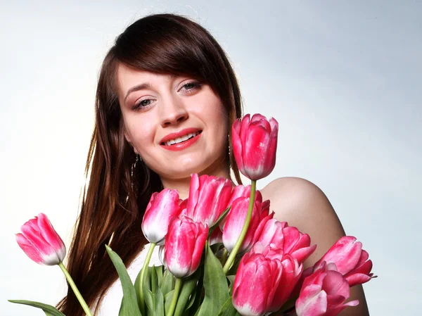 Smiling woman with bunch of flowers — Stock Photo, Image