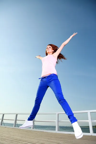 Chica atractiva Mujer joven saltando cielo —  Fotos de Stock