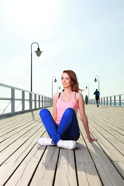 Menina atraente Jovem mulher cais mar — Fotografia de Stock