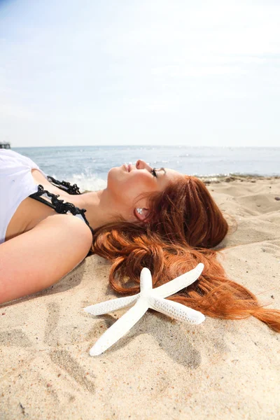 La belle fille se trouve sur la côte de la mer avec des coquillages vacances nature — Photo