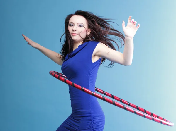 Dans hoop vacker kvinna i blått — Stockfoto