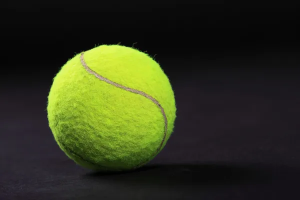 Tennisbälle auf schwarzem Hintergrund Studioaufnahme — Stockfoto