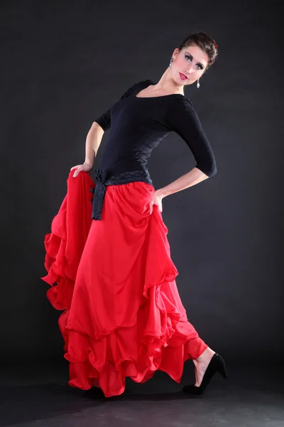 Attraktiva spanska ung kvinna dansar flamenco över svart backg — Stockfoto