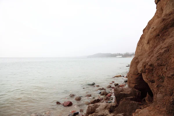 海の水の秋の海の石 — ストック写真