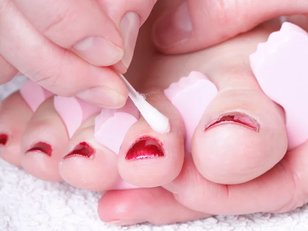 Pés femininos unhas polidas vermelhas — Fotografia de Stock