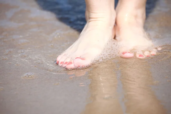 Bonitas piernas en el agua —  Fotos de Stock