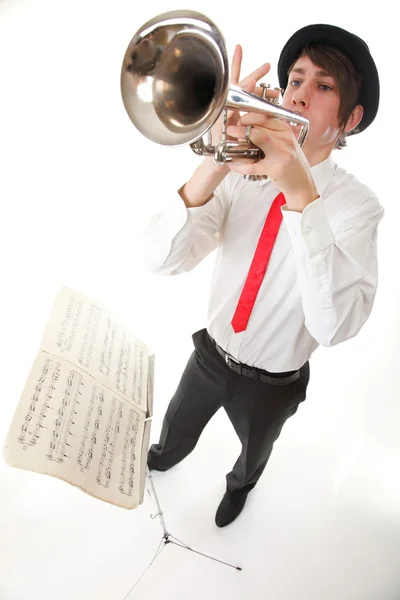 Porträt eines jungen Mannes, der seine Trompete spielt — Stockfoto