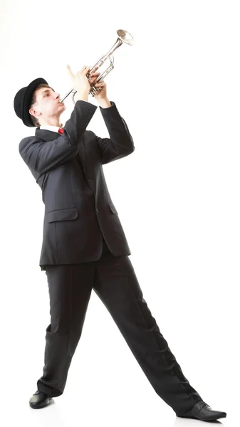 Retrato de un joven tocando su trompeta —  Fotos de Stock