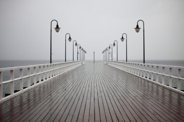 Yağmurda orlowo gdynia Polonya Baltık Denizi üzerinde eski iskele