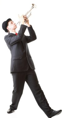 genç bir adam onun trompet çalmaya portresi