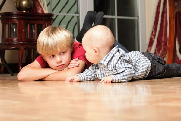 Liten pojke leker med en bror — Stockfoto