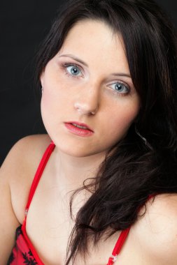 portre çekici genç kadın siyah