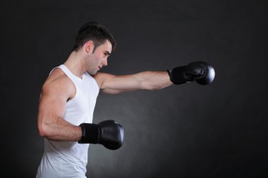 portre sporcu boxer studio koyu arka plan