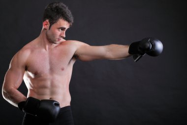 portre sporcu boxer studio koyu arka plan