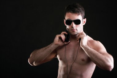 yakışıklı bir adam üzerinde kulaklık müzik dinlemek