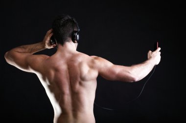 yakışıklı bir adam üzerinde kulaklık müzik dinlemek
