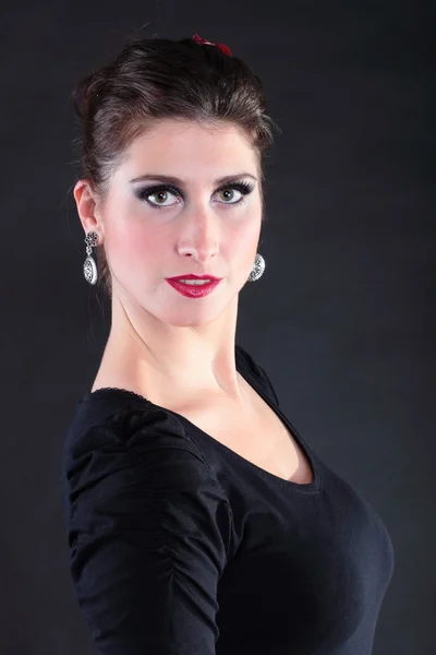 Attraktive junge Spanierin tanzt Flamenco auf schwarzem Rücken — Stockfoto