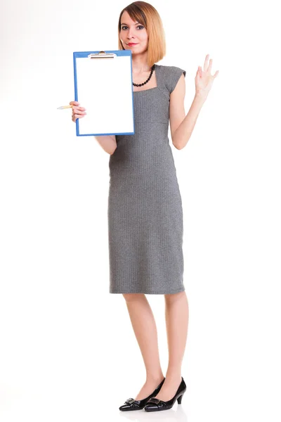 Full length young business woman standing with her clipboard iso — Stock Photo, Image