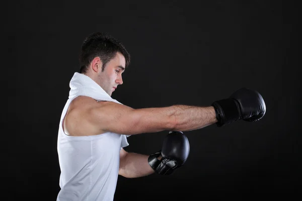 Boxeador retrato deportista en estudio fondo oscuro — Foto de Stock