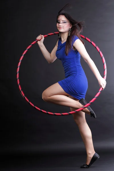 ダンス フープ青の美しい女性 — ストック写真