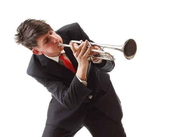 Retrato de um jovem tocando sua trombeta toca branco isolado — Fotografia de Stock