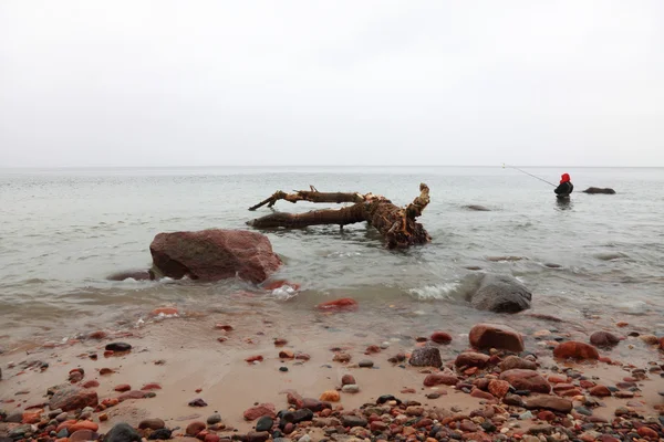 Fiskare stenar i havet vatten hösten — Stockfoto