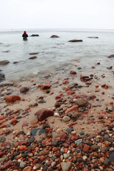 Fiskare stenar i havet vatten hösten — Stockfoto