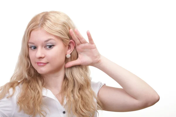 Женщина подслушивает рукой за ухом — стоковое фото