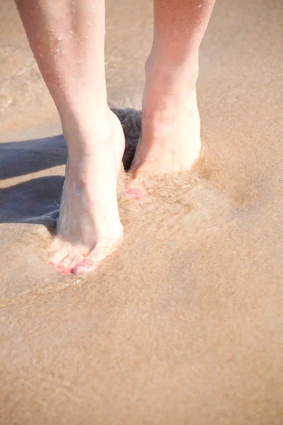 Bonitas piernas en el agua —  Fotos de Stock