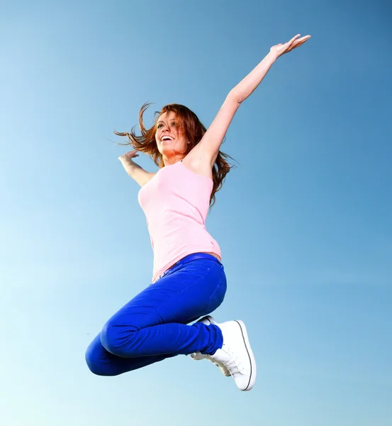 Jonge vrouw aantrekkelijk meisje springen hemel — Stockfoto