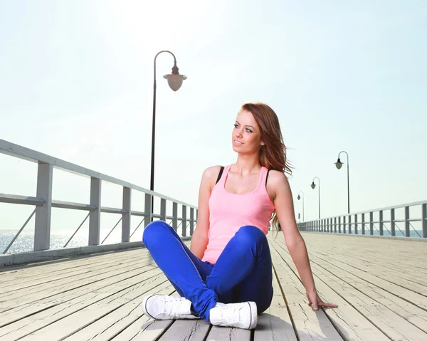 Aantrekkelijk meisje jonge vrouw pier zee — Stockfoto