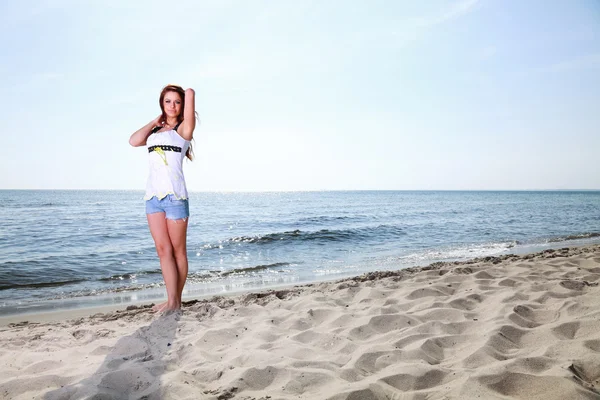 La joven mujer feliz en una playa — Foto de Stock