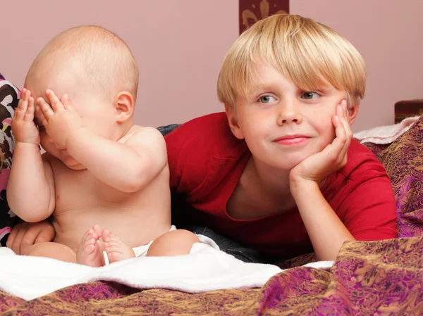 Petit garçon jouant avec un frère — Photo