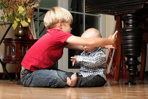 Petit garçon jouant avec un frère — Photo