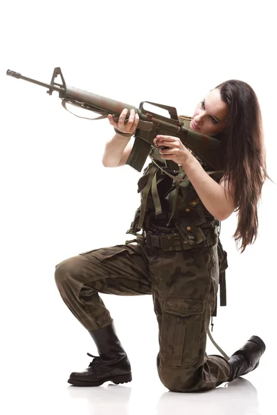 Armia kobieta z pistoletu - piękna kobieta z karabin z tworzyw sztucznych — Zdjęcie stockowe
