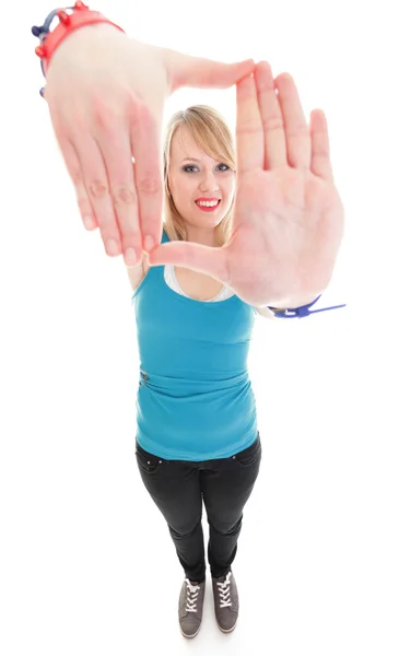 아름 다운 여자를 격리 하는 그녀의 손으로 그녀의 얼굴을 프레임 — 스톡 사진