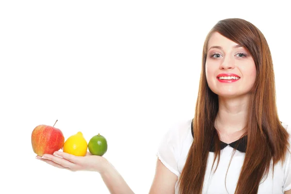 Jovem mulher sorridente com frutas e legumes fundo branco — Fotografia de Stock