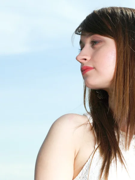 Bela jovem mulher retrato céu — Fotografia de Stock