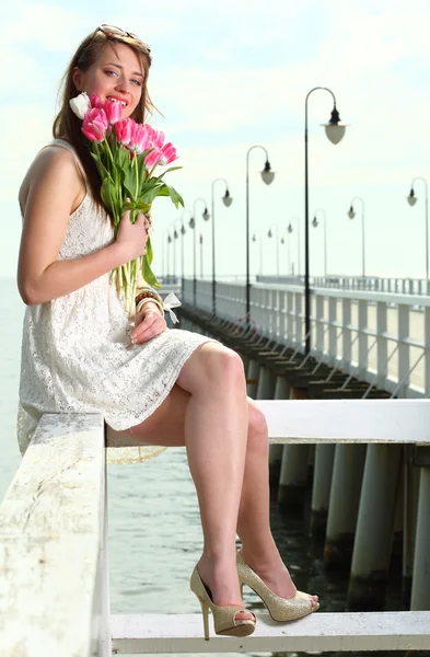 Femme souriante avec bouquet de fleurs mer — Photo